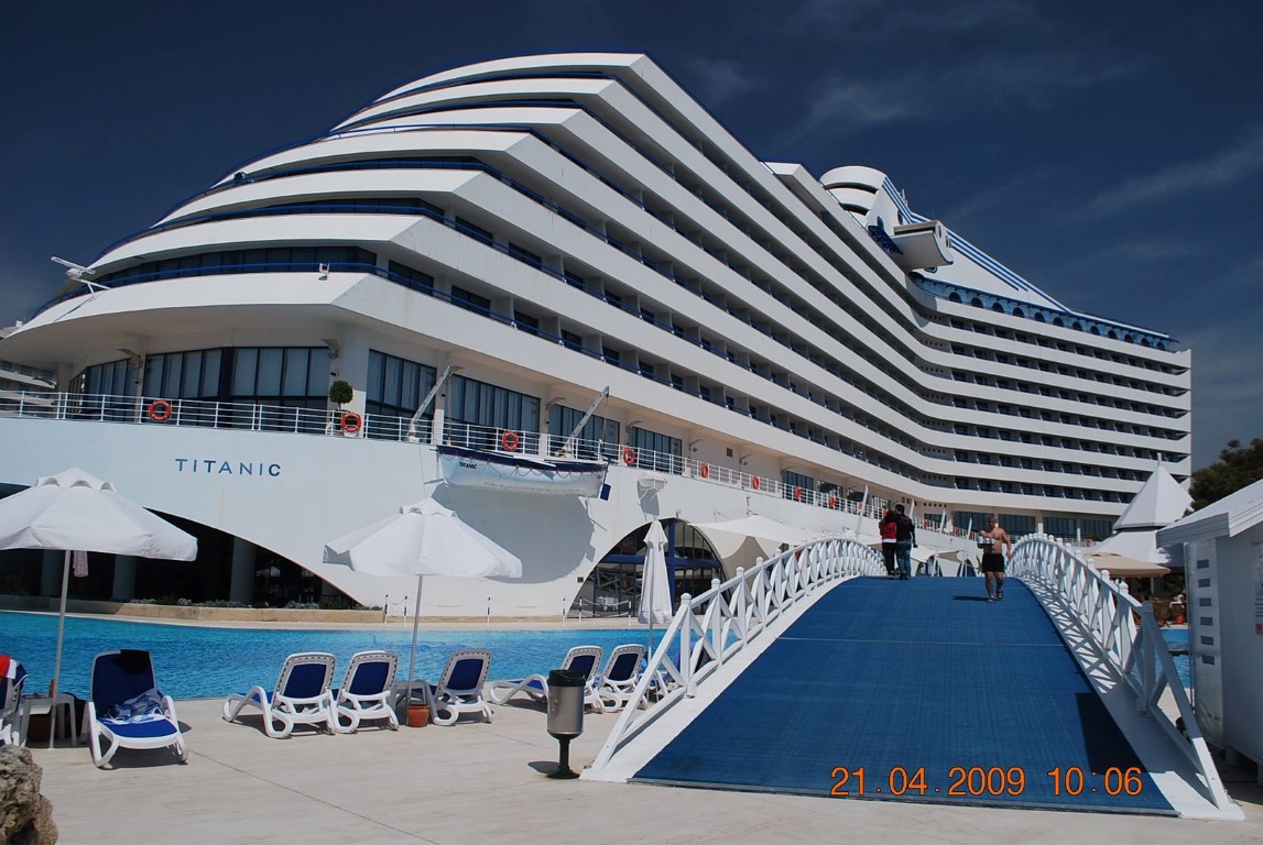 imagini hotel TITANIC LARA